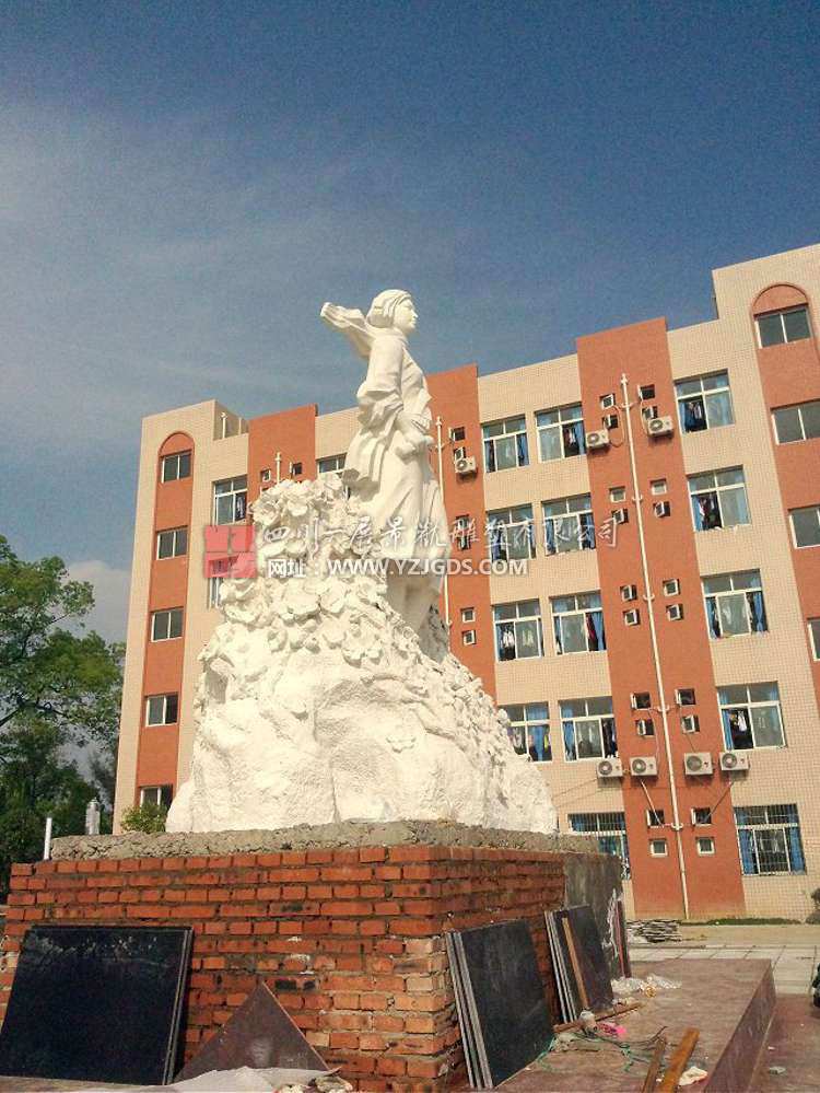 自贡江姐中学”江姐“玻璃钢雕塑像顺利完成